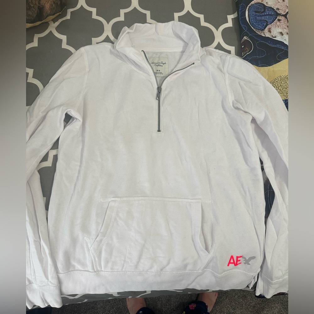 NWOT White AE pullover, perfect condition